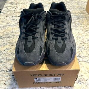 Adidas Yeezy Boost 700 Vanta